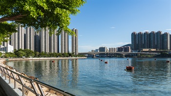 在海滨径上漫步，可以饱览青衣、蓝巴勒海峡及汀九桥的景色。